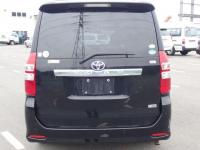 Toyota NOAH 2011