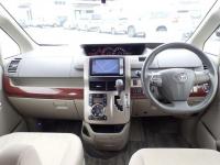 Toyota NOAH 2011