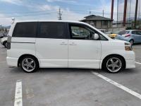 Toyota VOXY 2004