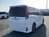Toyota NOAH 2015